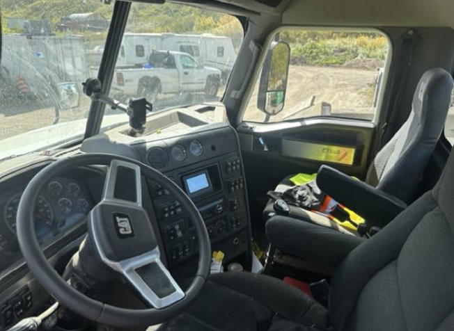 2017 Caterpillar Roll Off Truck 4